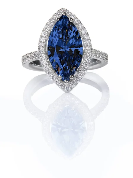 Blauwe saffier mooie Diamond Engagement ring. Edelsteen Marquise cut omgeven door een halo van diamanten. — Stockfoto