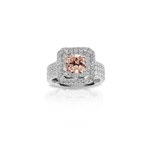 Anel de noivado de diamante bonito Morganite rosa pêssego. Princesa Gemstone quadrado cortado cercado por dois halo de diamantes. Moderno — Fotografia de Stock