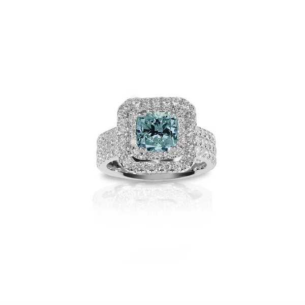 Anillo de compromiso de diamante hermoso azul topacio aguamarina. Piedra preciosa corte princesa cuadrada rodeada por dos halo de diamantes . —  Fotos de Stock