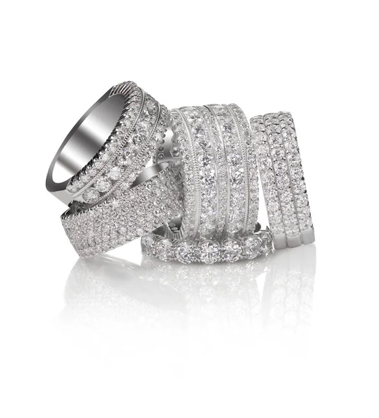 Conjunto de anéis de aliança de casamento de pavimentação de diamante jóias preciosas. Grupo pilha ou aglomerado de múltiplos anéis de diamante de pedra preciosa . — Fotografia de Stock