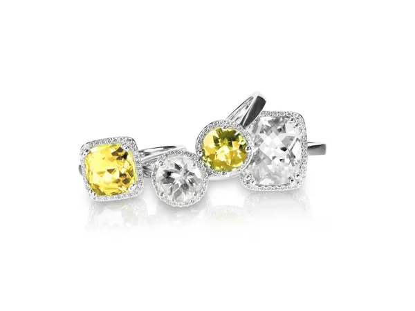 Conjunto de anillos de citrino topacio amarillo piedras preciosas joyas finas. Grupo pila o racimo de múltiples anillos de diamantes de piedras preciosas . — Foto de Stock