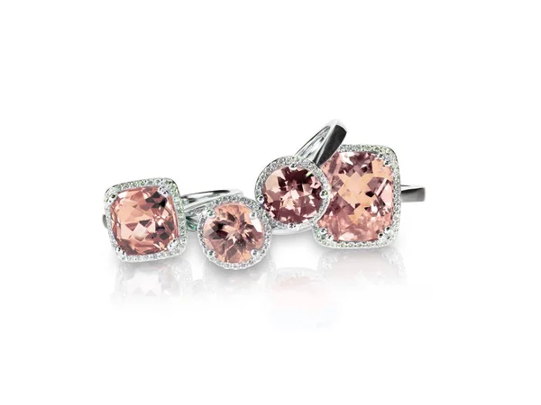 Conjunto de anéis de morganite rosa pêssego pedras preciosas jóias finas. Grupo pilha ou aglomerado de múltiplos anéis de diamante de pedra preciosa . — Fotografia de Stock