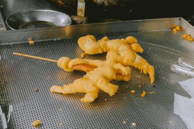 Kızarmış tava hamuru Tayland, Chiang Mai 'de ünlü bir dükkanda çeşitli hayvan şekillerinde yapışıyor.