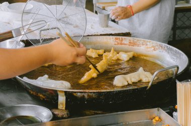 Kızarmış tava hamuru Tayland, Chiang Mai 'de ünlü bir dükkanda çeşitli hayvan şekillerinde yapışıyor.