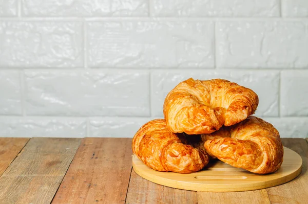 Drie Zelfgemaakte Croissants Worden Een Houten Dienblad Geplaatst Die Een — Stockfoto