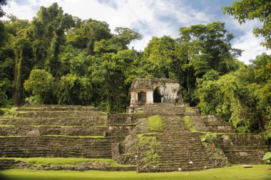 Arkeolojik alan mavi gökyüzü ve büyük çimenler