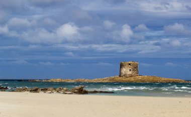 La Pelosa Sahili 'ndeki eski aragon kulesinin göz kamaştırıcı manzarası. Beyaz kumlu güzel kumsallar, köpüklü dalgalar ve bulutlu gökyüzü Stintino, Sardunya, İtalya