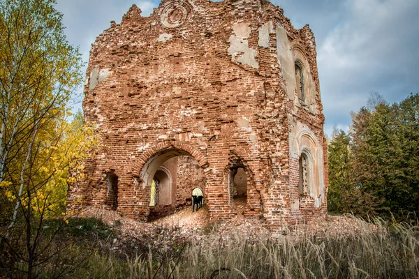 Kilise, kutsal kilise duvarları yüceltme çapraz — Stok fotoğraf