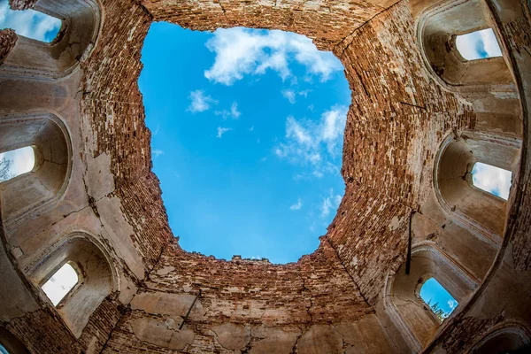 Blauwe hemel uitzicht vanaf de verwoeste tempel Rechtenvrije Stockfoto's