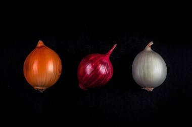 Siyah arkaplanda farklı soğan türleri