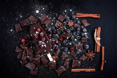 Çikolata ve fındık ve böğürtlen.