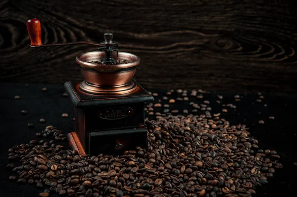 Кофейные Зерна Черном Фоне Кофемолкой — стоковое фото