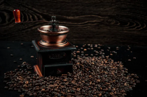 Kaffebönor Svart Bakgrund Med Kaffekvarn — Stockfoto