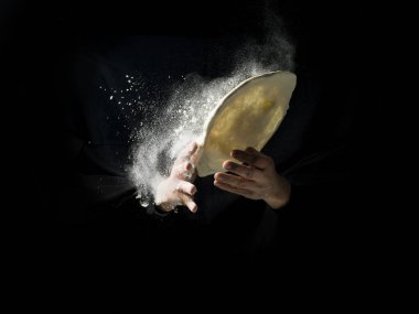 Hamur ve undan yapılmış pizzacı elleri.