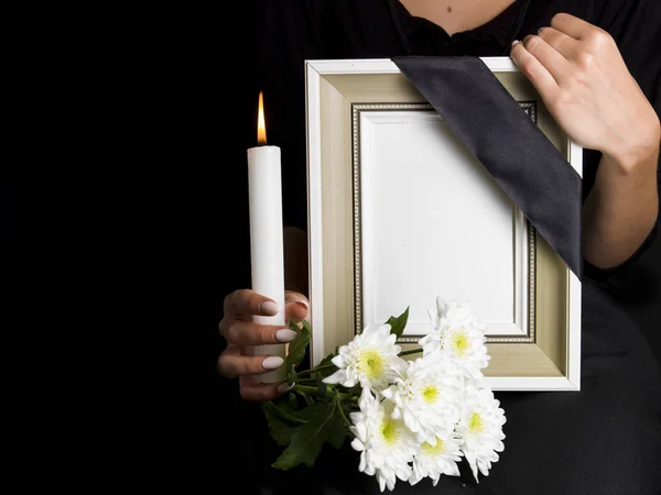 Wdowa Trzymaj Pustą Ramę Żałobną Kwiatem Dla Karty Sympatii — Zdjęcie stockowe