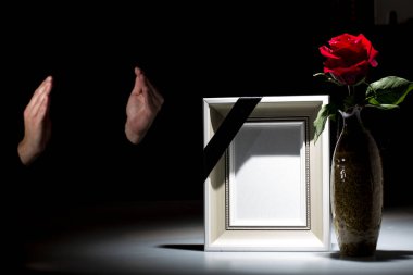 Karanlık arka planda sempati kartı için boş yas çerçevesi