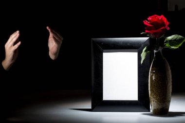 Karanlık arka planda sempati kartı için boş yas çerçevesi