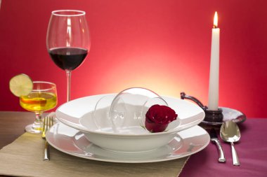 romantik bir akşam yemeği. Mumlar ve kalp masada.