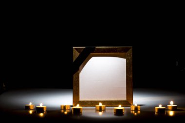 Karanlık arka planda sempati kartı için boş yas çerçevesi