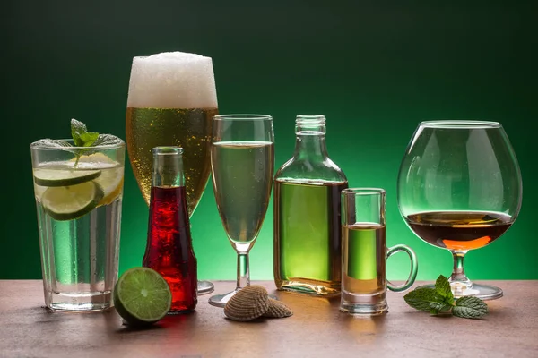 Variedad Bebidas Mojito Coñac Whisky Sobre Fondo Verde — Foto de Stock