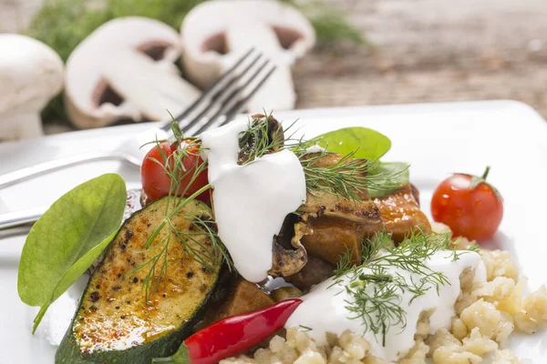 Asar Carne Con Fideos Crema Agria Verduras Frescas —  Fotos de Stock