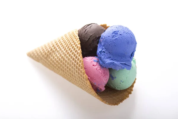 色彩艳丽的冰淇淋甜点 用白色隔开 — 图库照片