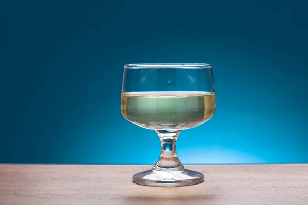 Vaso Bebida Sobre Fondo Azul — Foto de Stock