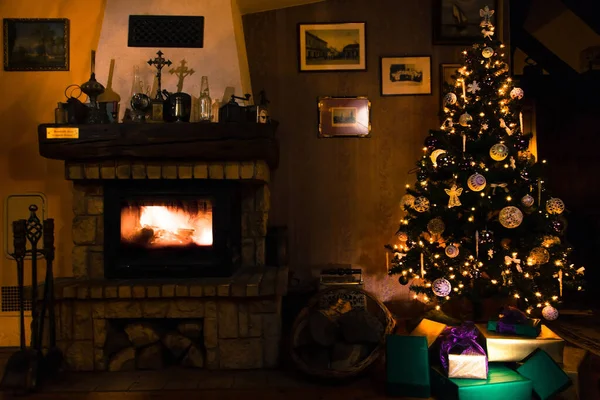 Viejo Árbol Navidad Estilo Con Paquetes Regalo Fotos de stock libres de derechos