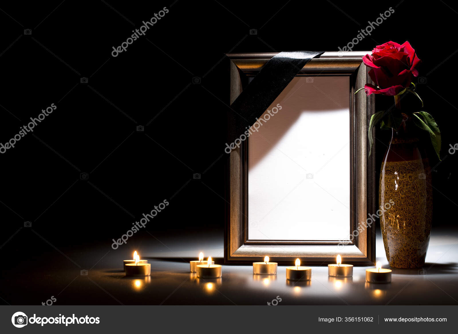 Marco Luto Blanco Para Tarjeta Simpatía Sobre Fondo Oscuro — Foto de stock  #356151062 © H3DII, image size:1600x1167