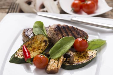 Taze sebzeli ızgara et. 