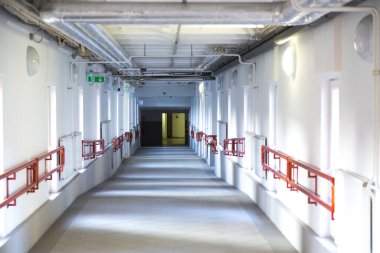 Hastane koridorunun içinde.