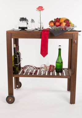 Beyaz arka planda alkollü ve meyveli ahşap masa