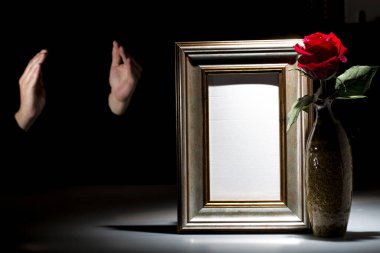 Karanlık arka planda sempati kartı için boş yas çerçevesi