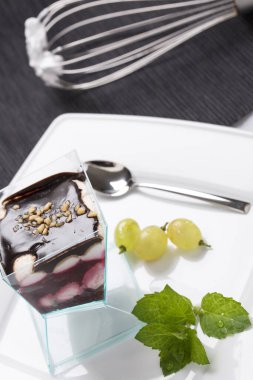 Meyvelerle süslenmiş tabakta krema. 