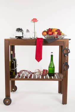 Beyaz arka planda alkollü ve meyveli ahşap masa