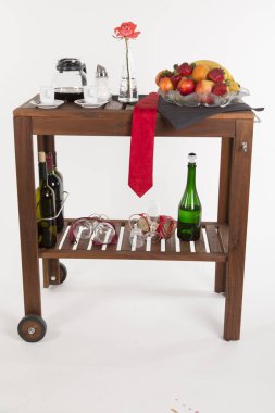 Beyaz arka planda alkollü ve meyveli ahşap masa