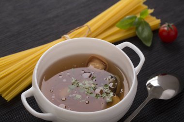 Tortellini et çorbası (tortellini al brodoo) geleneksel İtalyan yemeği