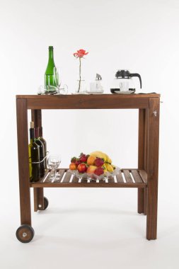 Beyaz arka planda alkollü ve meyveli ahşap masa