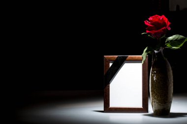 Karanlık arka planda sempati kartı için boş yas çerçevesi