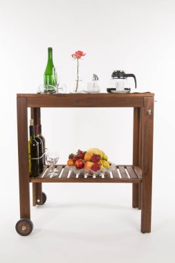 Beyaz arka planda alkollü ve meyveli ahşap masa