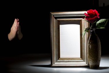 Karanlık arka planda sempati kartı için boş yas çerçevesi