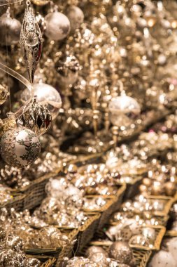 Piyasada asılı renkli Noel topları