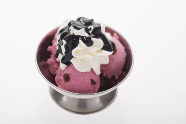 Renkli tatlı dondurma, beyaz üzerine izole edilmiş.