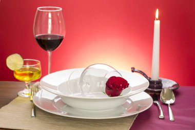 romantik bir akşam yemeği. Mumlar ve kalp masada.