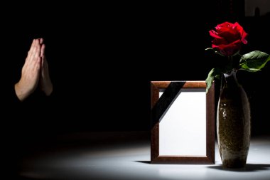 Karanlık arka planda sempati kartı için boş yas çerçevesi