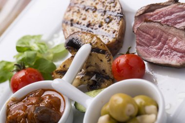 Domatesli, etli ve zeytinli lezzetli İtalyan yemeği.