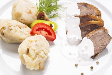 Kırmızı ördek göğsü, biber kremalı ve tabakta kızarmış patates.