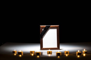 Karanlık arka planda sempati kartı için boş yas çerçevesi