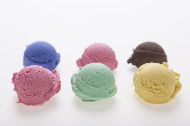 Renkli tatlı dondurma, beyaz üzerine izole edilmiş.