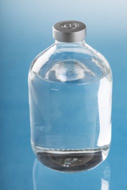 Mavi arka planda bir şişesi var.